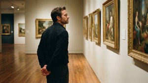 Matthew Pratt ser sit eget kunstværk i et galleri.