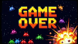 Retro Space Invaders -pelin Game Over -näyttö pikselitekstillä.