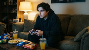 Lässige Szene von Rapper Omz, der zu Hause Videospiele spielt