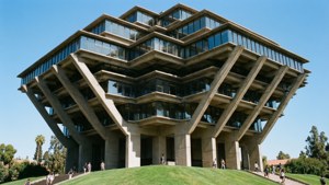 Fantastisk nærbilde av UCSDs Geisel Library med studenter i dagslys