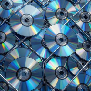 Abstrakt kunst som bruker overlappende DVD-plater i et geometrisk mønster