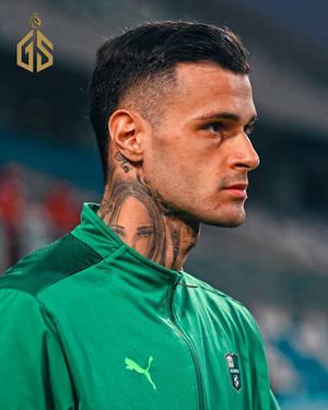 Close-up of a male soccer player in green jersey with neck tattoos looking ahead. — Gianluca Scamacca Picture