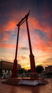 Matala kuvakulma Giant Swingistä auringonlaskun aikaan dramaattisella taivaalla.