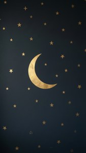 Wallpaper gelap minimalis dengan bulan sabit emas dan bintang-bintang kecil, mode malam yang elegan.