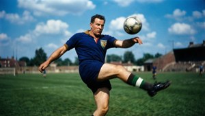 En actionfylld bild av Sandor Kocsis som nickar bollen, som fångar hans atletik i 1954 års VM.