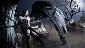 Eine Frau mit großen schwarzen Flügeln sitzt auf einer Steinruine unter einem Vollmond in einem dunklen Friedhof. — Gothic Fantasy Wallpaper