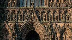 Pekerjaan batu yang rumit pada fasad Katedral Lichfield