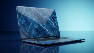 Elegante laptop in marmo blu su superficie lucida con sfondo sfumato.
