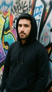 Ivan Cornejo med graffiti-baggrund, urban æstetik