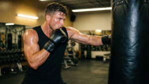 Brandon Royval entrenando duro con un saco pesado en el gimnasio.