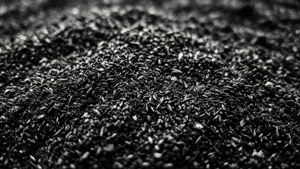 Una textura de grano de película nítida y de alto contraste en blanco y negro, ambiente gritty.