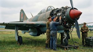 MiG-3 com pessoal de manutenção