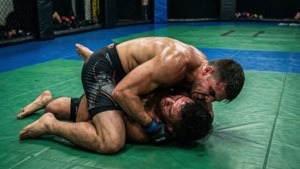 MMA-bakke-grappling sett ovenfra med rear-naked choke-submission
