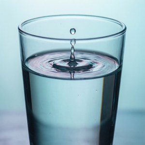 Vandglas tapet, der repræsenterer optimistisk løsning.