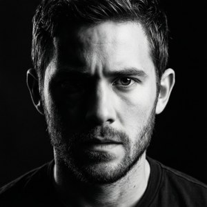 Potret hitam putih dramatis dari Evan Hansen