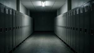 Een lege gang die schoolapathie oproept