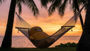 Gudetama bersantai di tempat tidur gantung saat matahari terbenam