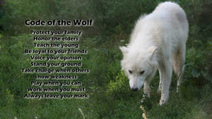 Lobo branco na grama com sobreposição de texto inspirador do código do lobo. — Cool Blue Wolf Papéis de Parede