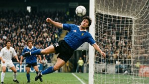 Paolo Rossi gör ett kraftfullt nickmål, fruset i handlingen.
