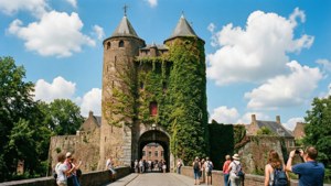 Maastrichtin muinainen Helpoort-portti aurinkoisena kesäpäivänä