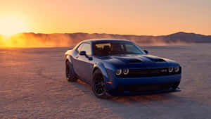 Blauer Muscle-Car geparkt in der Wüste bei Sonnenuntergang mit Bergen im Hintergrund. — Badass Charger Hellcat Wallpaper