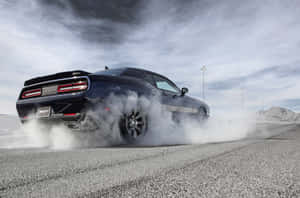 Dodge Challenger SRT preto fazendo burnout em pista pavimentada com fumaça — Badass Charger Hellcat Papéis de Parede
