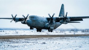 RCAF Hercules-Frachtflugzeug hebt von schneebedeckter arktischer Landebahn ab
