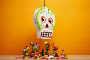 Zucker-Schädel-Piñata mit Tequilaflaschen und Rosen auf einem Tisch vor orangefarbener Wand