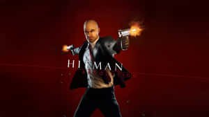 Um homem careca de terno dispara duas pistolas com clarões de boca contra um fundo vermelho escuro com texto do título do jogo. — Absolvição de Hitman Papéis de Parede