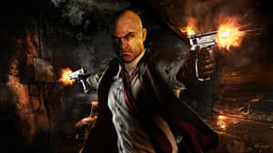 Um homem careca de terno dispara duas pistolas em um beco escuro à noite. — Absolvição de Hitman Papéis de Parede