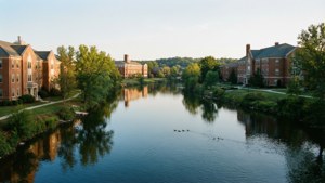 Pemandangan panorama Sungai Hocking yang mengalir melalui kampus Ohio University