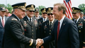 Senator Hatch med militära veteraner vid ett evenemang.