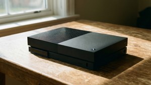 Xbox Series X allongée horizontalement dans la lumière naturelle