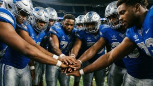 Micah Parsons in a team huddle, unity and motivation before the play.