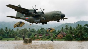 C-130 Hercules mengirimkan bantuan di atas zona banjir