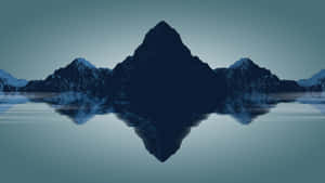Symmetrische bergtoppen weerspiegeld in stilstaand water onder een groenblauwe lucht.