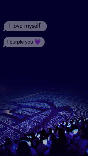 Multitud de estadio oscuro sosteniendo teléfonos brillantes formando patrón de luz púrpura con superposición de texto de amor propio. — Fondods Te quiero morado Fondo Fondos de pantalla