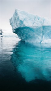 Iceberg sereno com detalhes subaquáticos em águas polares.