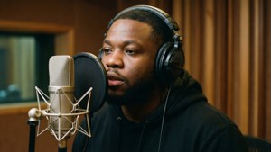 Bun B nimmt in einem Vintage-Studio auf.
