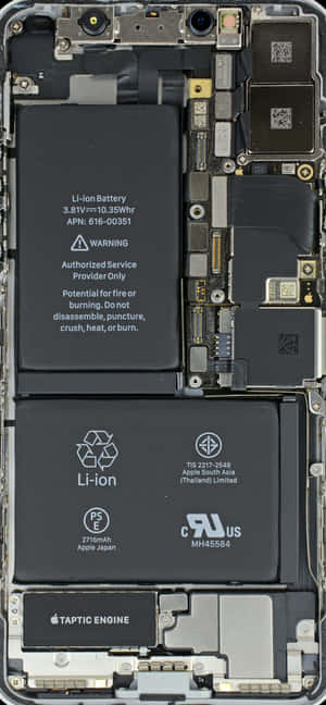 Isärtagen smartphone som visar batterier, kretskort och interna komponenter. — iPhone Xs dator bakgrund Bakgrunder