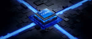 Ein blau leuchtender Intel Core-Prozessor auf einer dunklen Leiterplatte mit Energielinien. — Intel Wallpaper