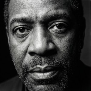 Svart-hvitt nærportrett av jazzlegenden Sonny Rollins