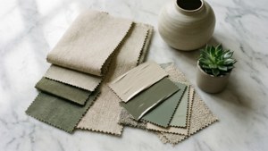 Moodboard desain interior modern dengan kain, cat, dan dekorasi dalam warna netral.