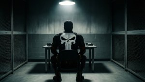 Punisher in een noir-verhoorkamer, tegenlicht.