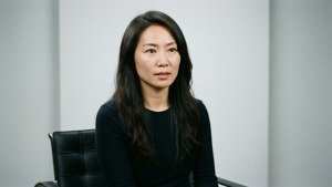 Julie Chen in einem Studio-Interview-Setting.