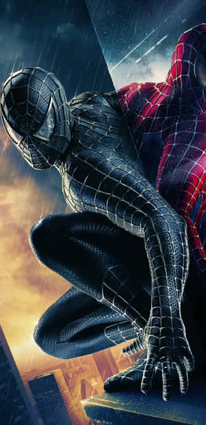 Spider-Man i svart dräkt sitter på huk på tak under regnig solnedgång. — iOS 3 bakgrund Bakgrundsbilder