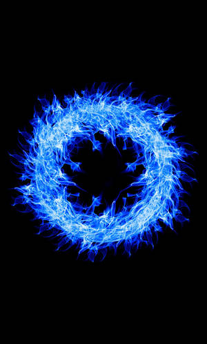 Um anel azul brilhante de plasma elétrico contra um fundo preto. — Imagens de Flames Papéis de Parede