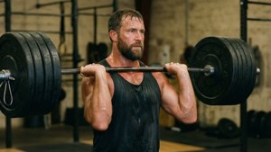 Mark Coleman tränar hårt i gymmet, lyfter vikter med intensivt fokus och grym realism.