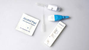 COVID-19-snabbtestkit med tops och alkoholservett på vit bakgrund. — Healthcare Bakgrundsbilder