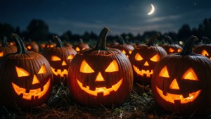 Un champ de citrouilles effrayant mais amusant la nuit avec des citrouilles sculptées lumineuses, parfait pour fond d'écran d'Halloween